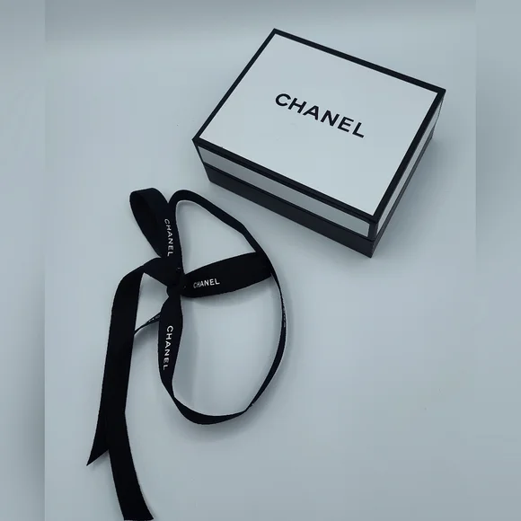 CHANEL No5 Perfume Bottle Necklace GWP Box Dust Bag & Ribbon ONE AVAILABLE - Picture 4 of 8
